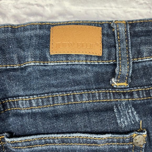 JUDY BLUE DARK WASH DISTRESSED CUFFED DENIM SHORTS MEDIUM - Picture 8 of 10